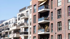 Mehrfamilienhaus verkaufen So erzielen Eigentümer einen marktgerechten Preis und vermeiden teure Fehler